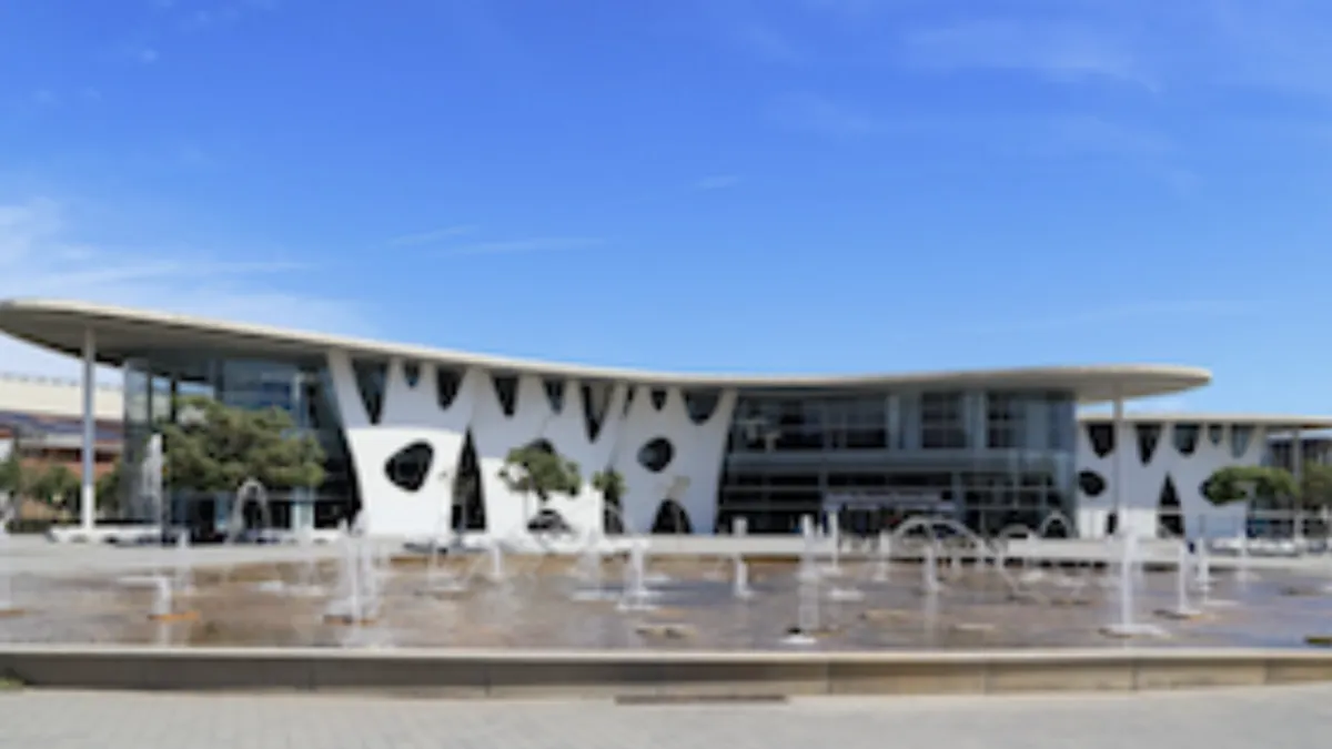 Isang modernong digital technology hall sa isang gaming expo